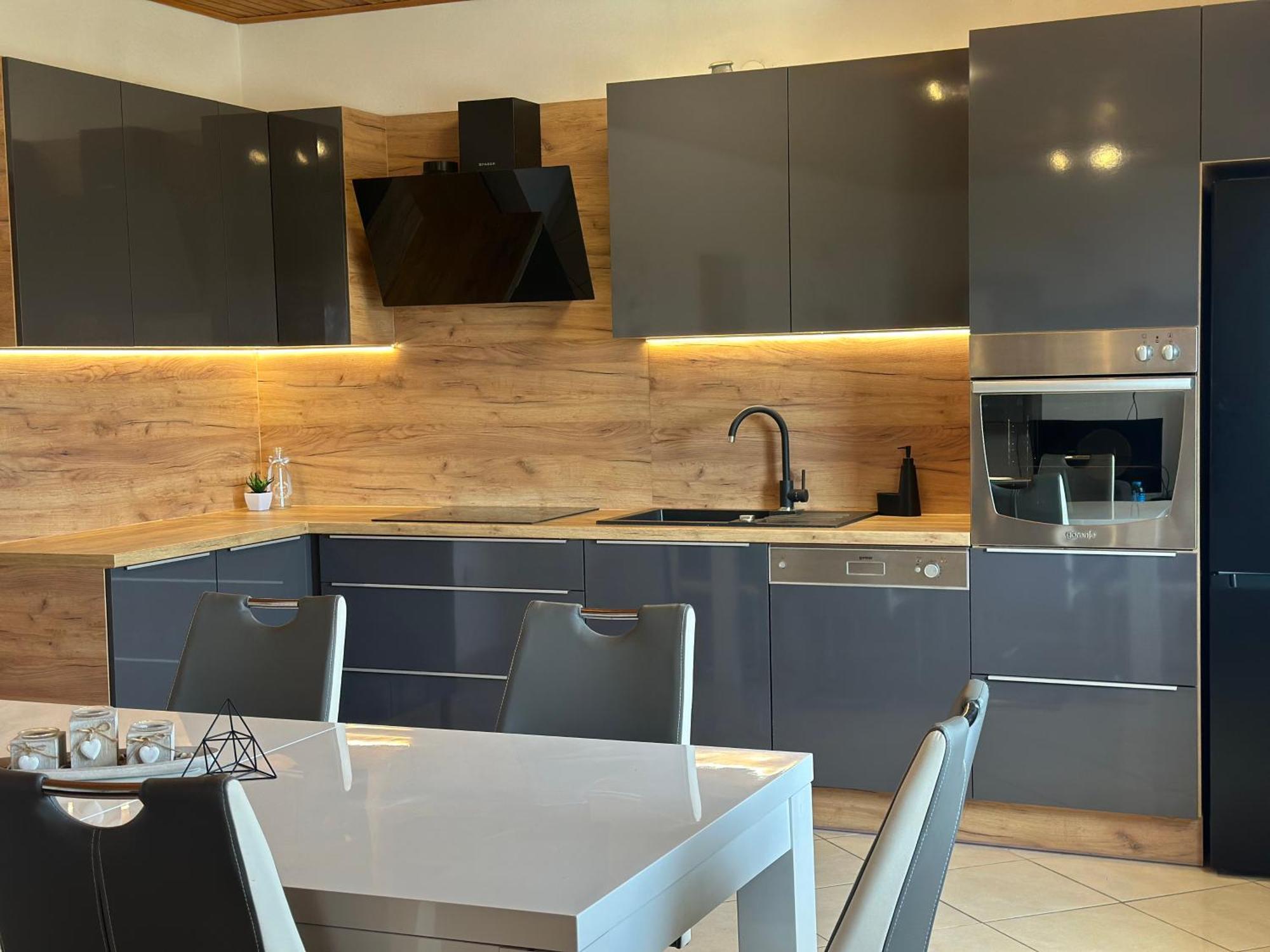 Split Apartment *